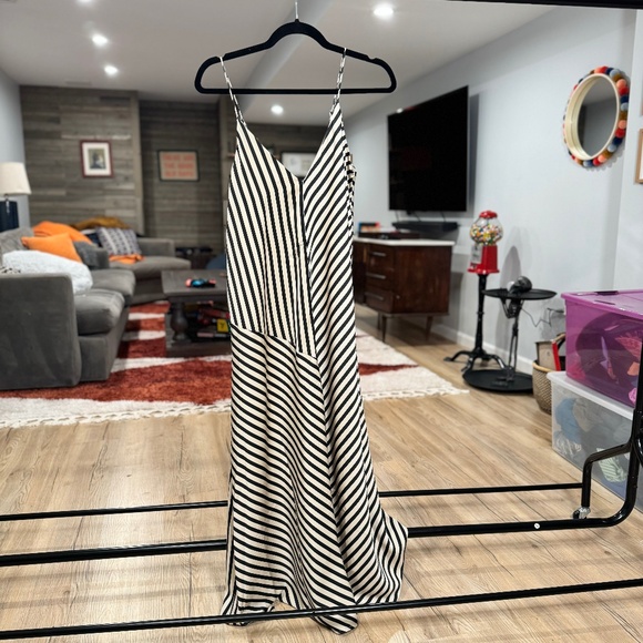 Banana Republic Factory Dresses & Skirts - Banana Republic silk flow striped dress